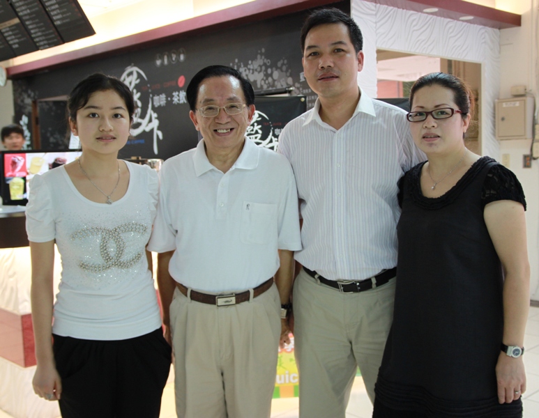 陆生余蕾蕾(左一)与家长余向东(右二)等人在亚洲大学美食街餐厅合影.