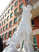 人文暨管理大樓前門白色雕塑