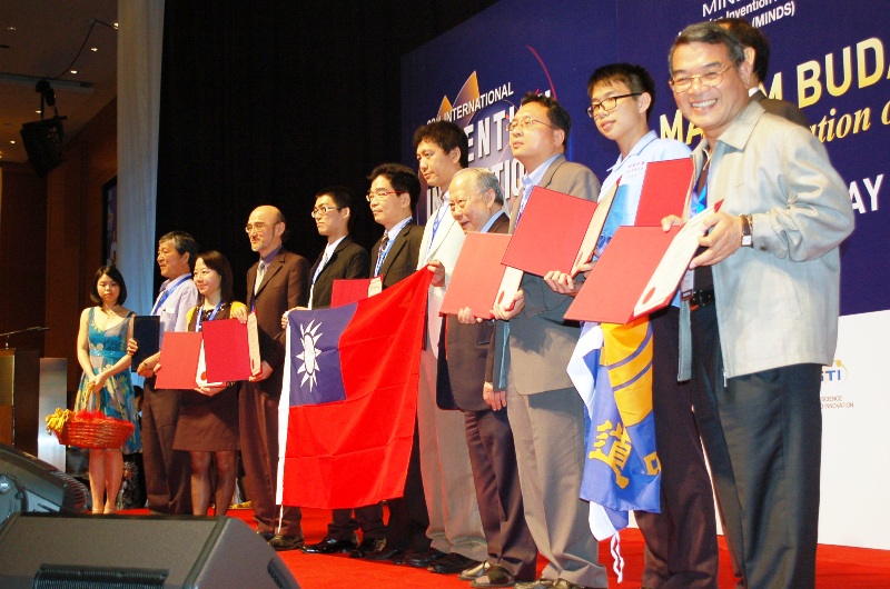 亞洲大學總務長兼任創意設計暨發明中心執行長朱界陽（右一），於馬來西亞ITEX國際發明展中，獲頒「台灣區傑出帶隊老師」。