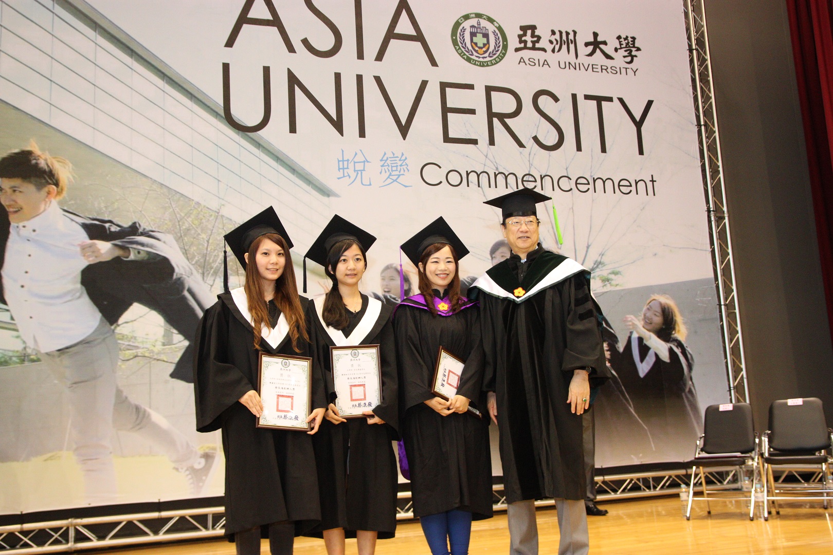 亞大創辦人蔡長海(右)與獲獎畢業生合影。