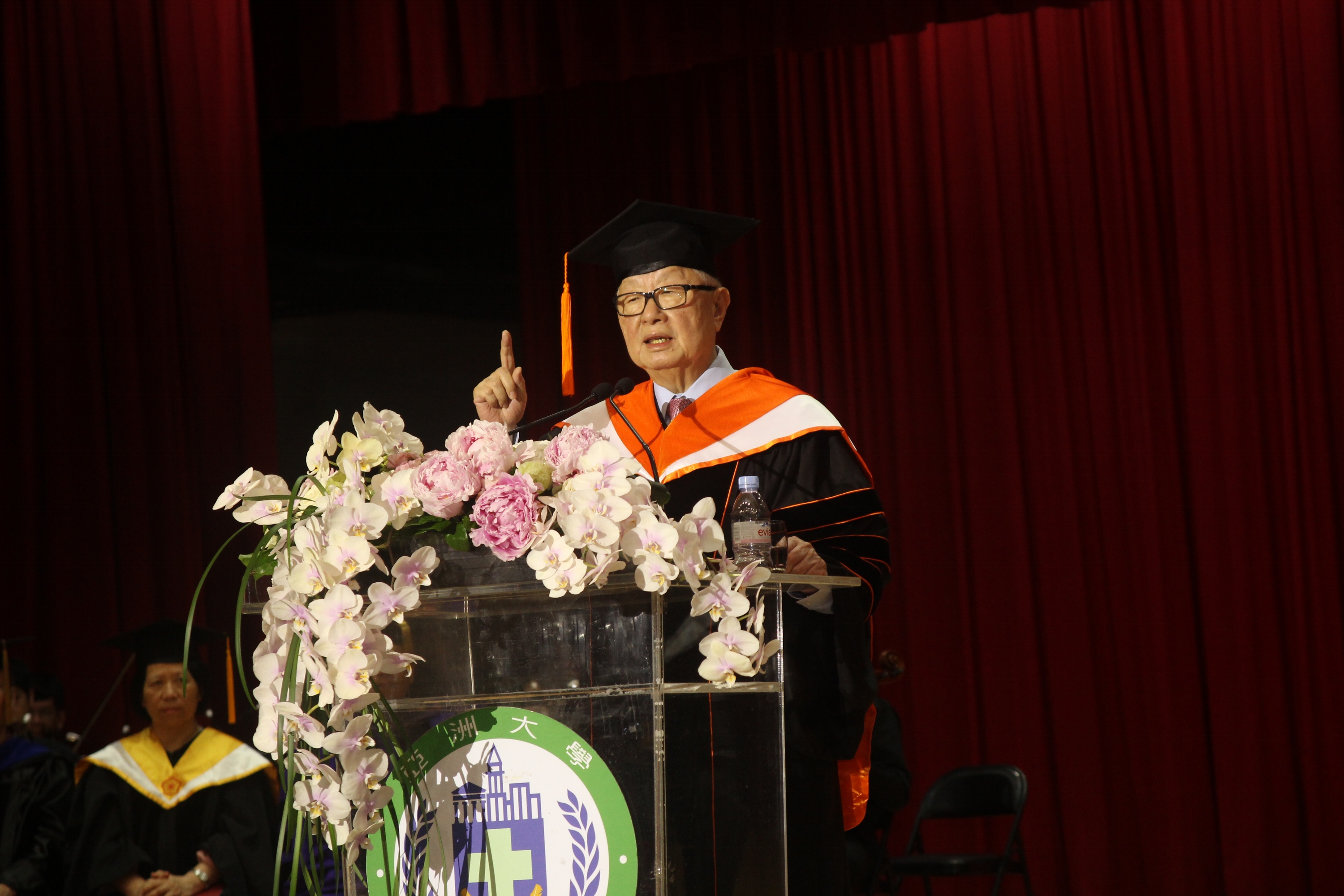 台積電董事長張忠謀為亞洲大學畢業生演講。