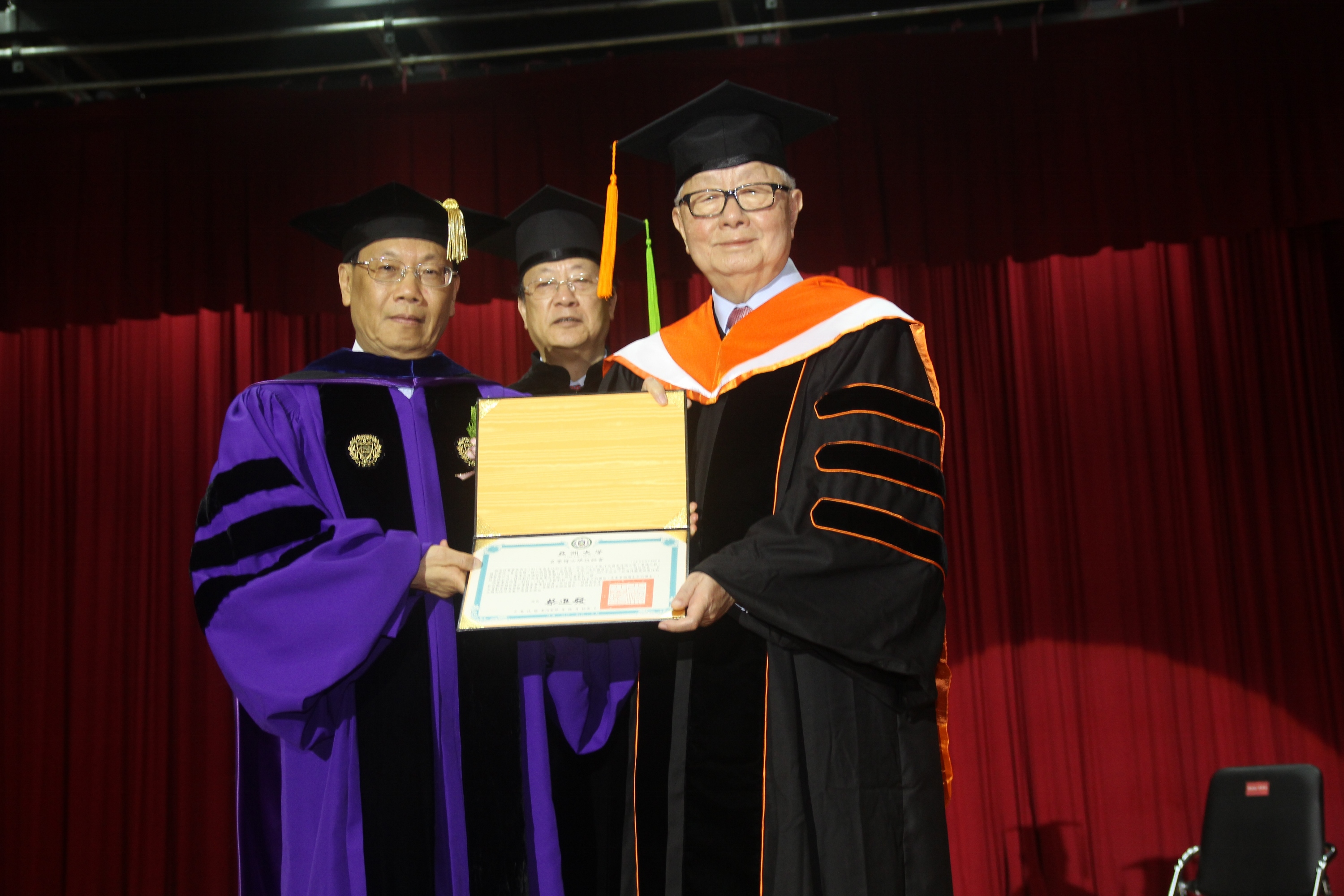 亞洲大學頒授名譽博士給台積電董事長張忠謀(右)。