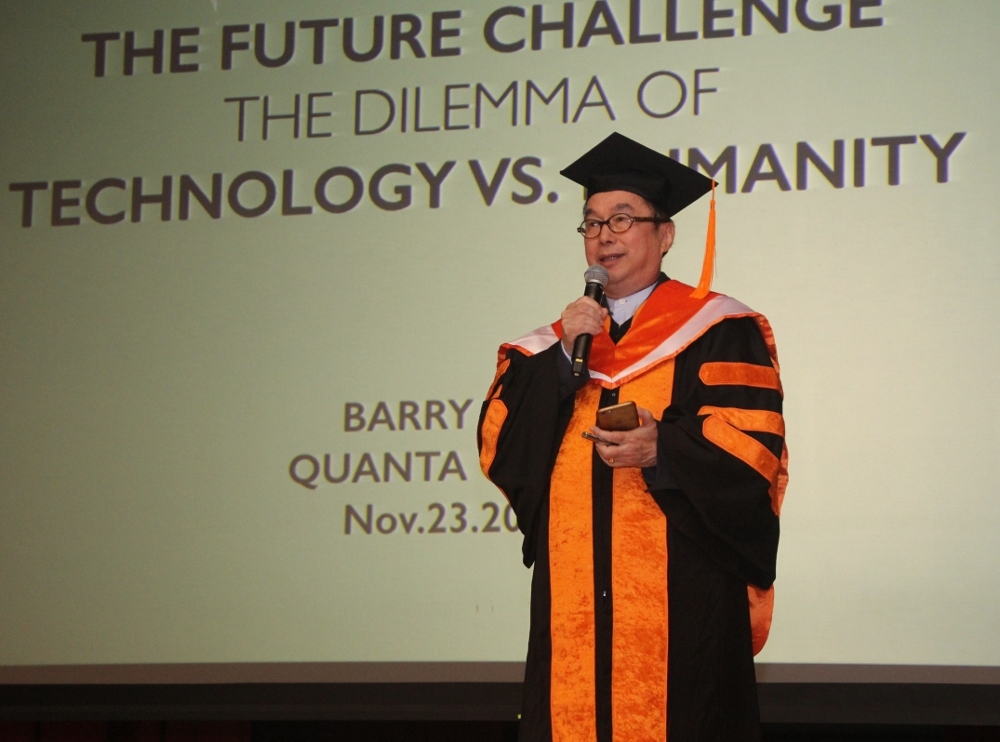 廣達電腦公司創辦人林百里董事長感謝亞大頒授資訊電機學院名譽博士肯定，並以「科技與人文」為題演講。