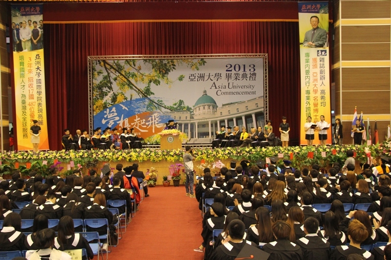 亞洲大學舉辦101學年度畢業典禮，校長蔡進發致詞。
