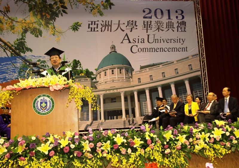 亞洲大學創辦人蔡長海在畢業典禮中，勉勵亞大畢業生對工作、生活抱持熱情。
