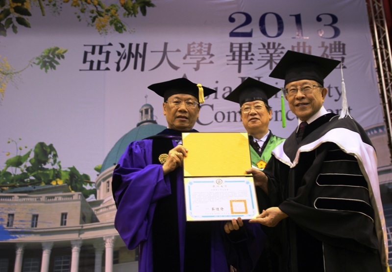 亞洲大學創辦人蔡長海(中)、校長蔡進發(左)頒授名譽博士學位給遠見雜誌創辦人高希均博士。