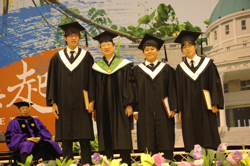 亞洲大學創辦人蔡長海(左二)與畢業生合照。