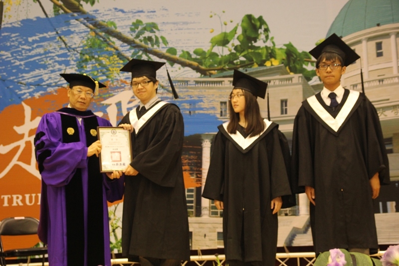 亞洲大學校長蔡進發(左一)頒發獎狀給獲獎畢業生。
